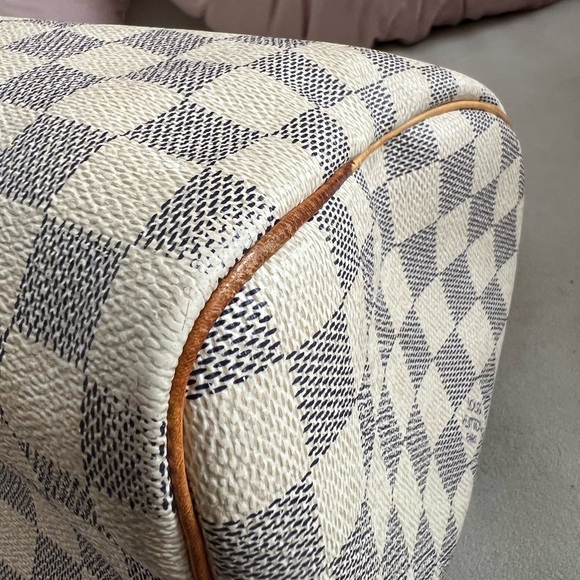 Louis Vuitton Soeedy 30 Bag - Picture 9 of 14